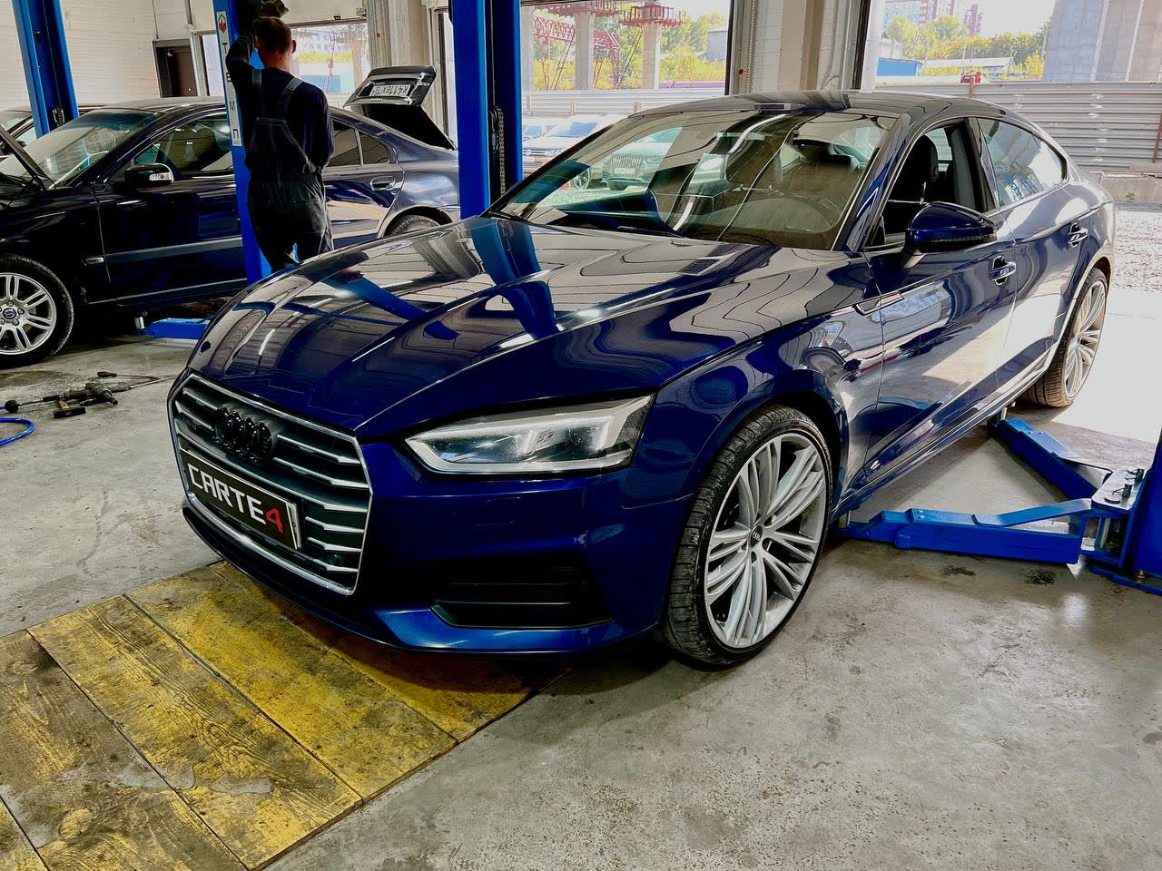 Audi A5 Sportback в цехе автосервиса CARTE4 в Новосибирске