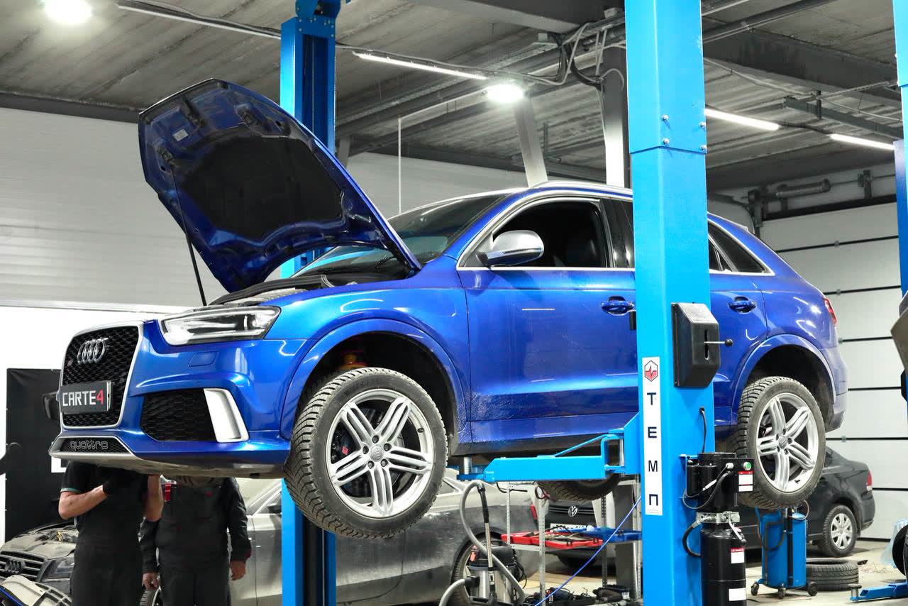 Audi RS Q3 на подъёмнике в автосервисе CARTE4 в Новосибирске