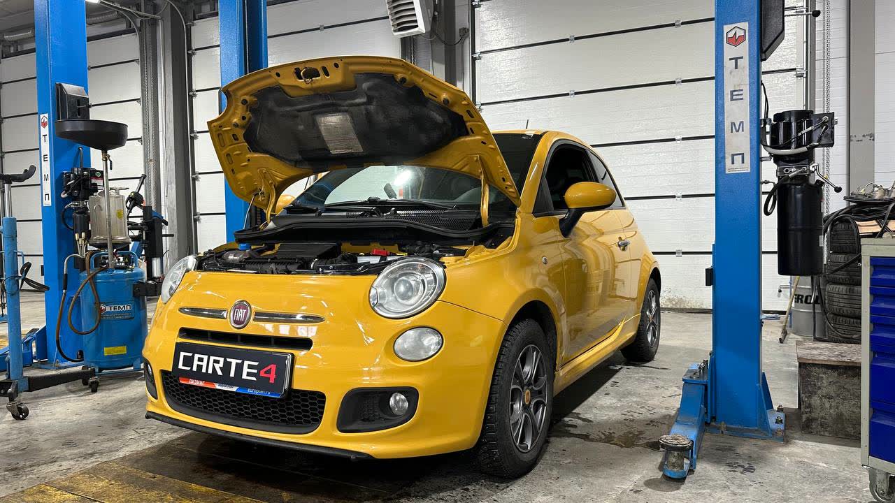 Fiat 500 с открытым капотом на подъёмнике — ремонт в автосервисе CARTE4, Новосибирск