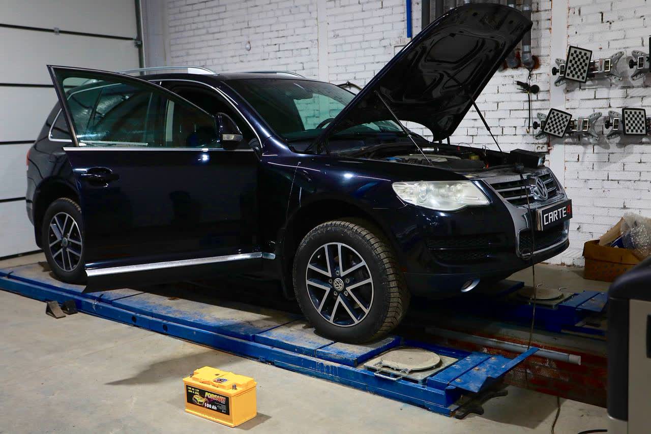Volkswagen Touareg на сход-развале в автосервисе CARTE4 в Новосибирске