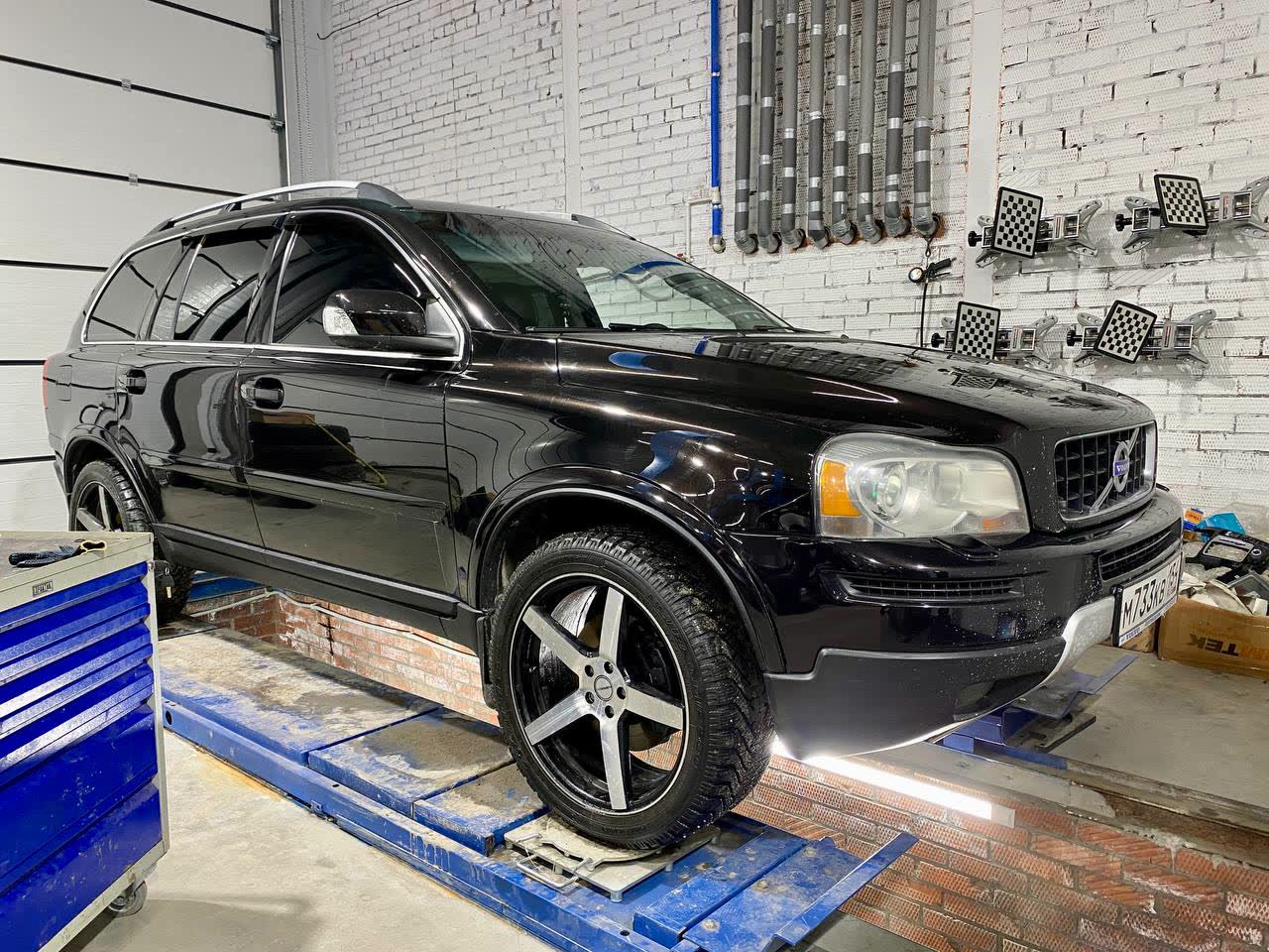 Volvo XC90 на стенде сход-развала в автосервисе CARTE4 в Новосибирске